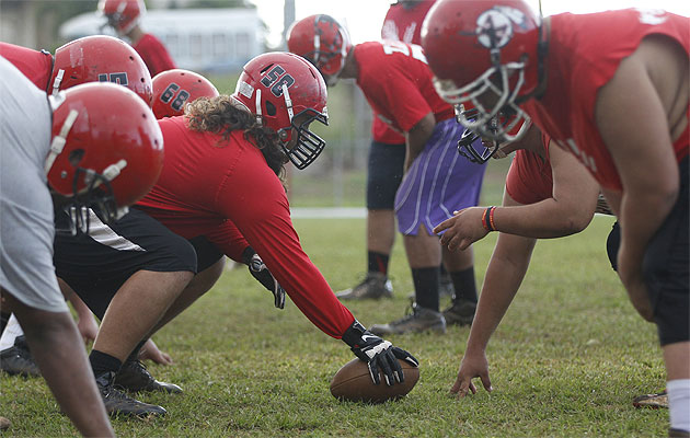Siotame Uluave worked out at center during Kahuku's practice on Thursday. Krystle Marcellus / Star-Advertiser