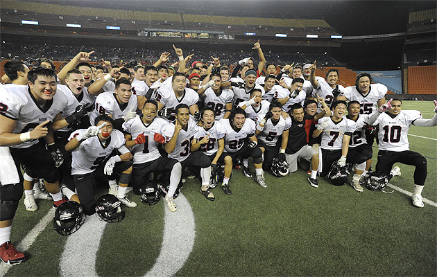 ‘Iolani football players celebrate their win over Lahainaluna for the HHSAA Division 2 football championship at Aloha Stadium.  HSA photo by Bruce Asato