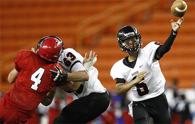 ‘Iolani's Austin Jim On had his finest night, going 21-for-24 for 239 yards and two TDs against Lahainaluna.  (Honolulu Star-Advertiser/Jamm Aquino).