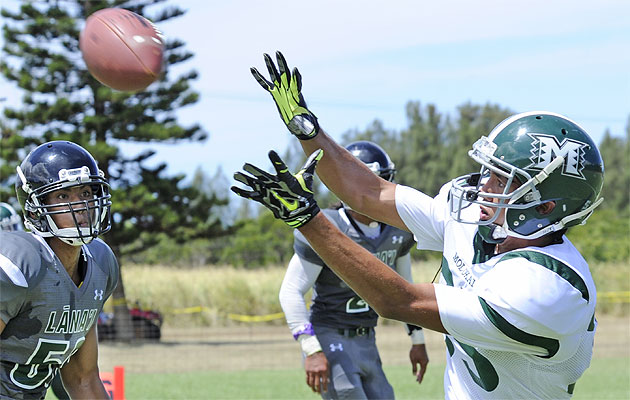 Molokai’s Kaimana Kahale caught a pass against Lanai last season. Kahale is again part of the Farmers team that defeated Lanai 77-0 last Saturday. The Pine Lads are in their second season since restarting the football program that had been dormant since the end of the 1953 season. Bruce Asato / Honolulu Star-Advertiser.