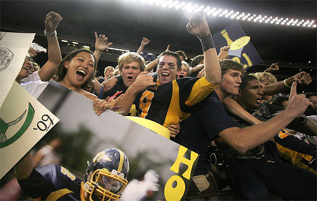 The HHSAA hasn't drawn more than 25,000 fans to its championship game since Robby Toma and Punahou ruled in 2008. Photo by Mike Burley / Honolulu Star-Bulletin