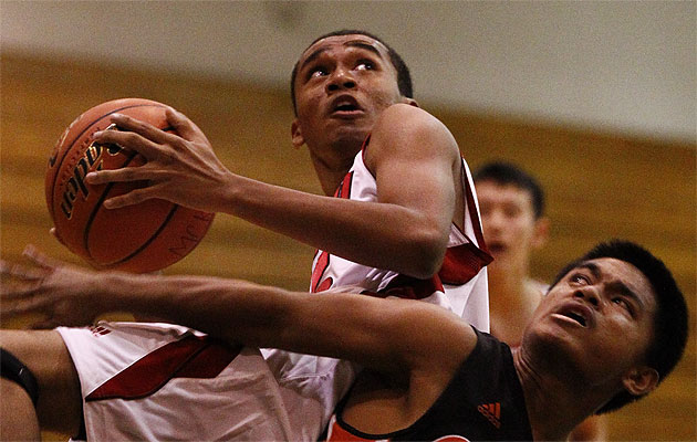 Kalani's Juwon Bohannon tried to get up and over Campbell's Jomar Jett Gapusan on Thursday night. Jamm Aquino / Star-Advertiser