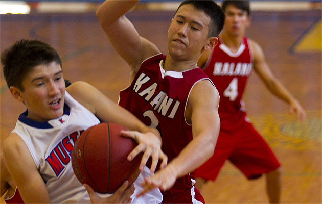 Kalaheo’s Alex Layi (#21) and Kalani’s Cory Mitchell battled for the ball. Dennis Oda / Star-Advertiser