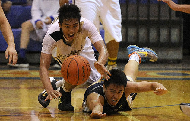 McKinley's Macjun Otarra and Punahou's Dayson Watanabe scrambled for the ball in the Pete Smith final on Saturday. Bruce Asato / Star-Advertiser
