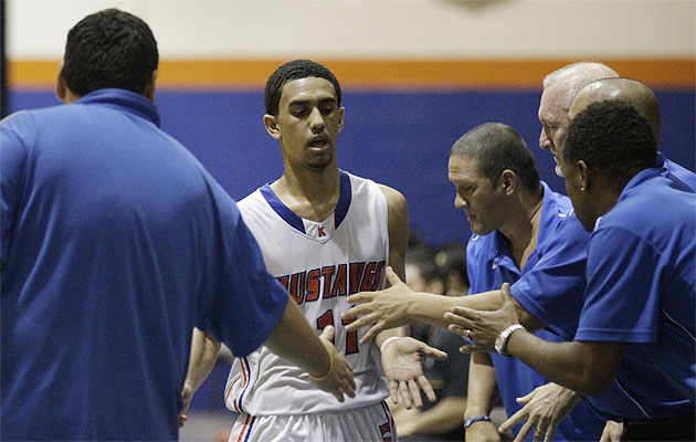 Coaches congratulated Kaleb Gilmore as he came off the court on Tuesday. Honolulu Star-Advertiser photo by Krystle Marcellus