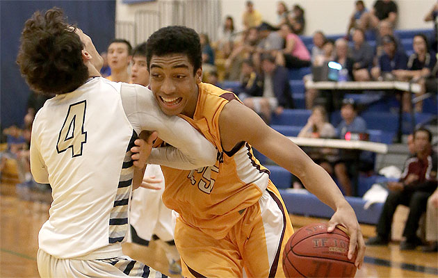 Maryknoll's Justice Sueing drove to the basket against Punahou's Micah Ma'a. Jay Metzger / Special to the Star-Advertiser