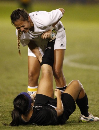 Mililani's Robyn Peiller helped stretch Iolani's Kristen Hori in the second overtime on Saturday night. Jamm Aquino / Star-Advertiser