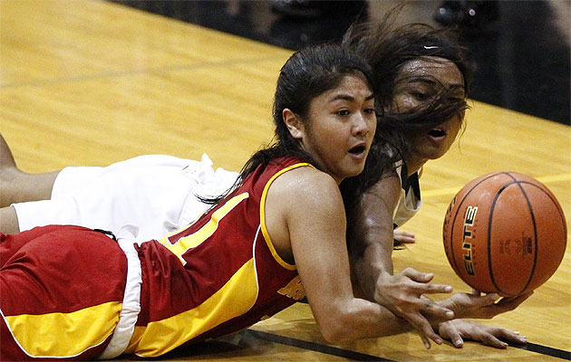 Roosevelt's Sharice Kawakami scrambled for a loose ball against Konawaena's Chanelle Molina during the 2016 state tournament. Photo by Jamm Aquino/Star-Advertiser.