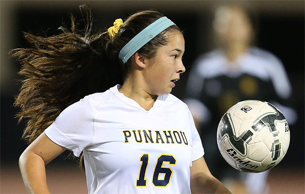 Punahou's Lindsey Hodel (16) looks to pass the ball in a loss to Mililani. Darryl Oumi / Special to the Star-Advertiser
