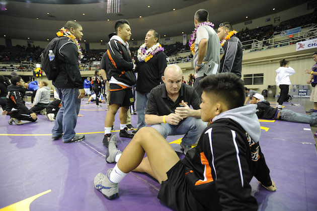 Campbell coach Brian Weida spoke to Matt Aguigui, a finalist in the boys 160-pound weight class. Photo by Bruce Asato/Star-Advertiser