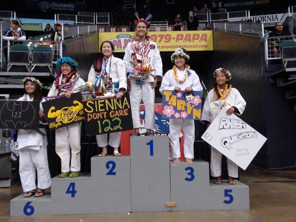 ‘Iolani freshman Teniya Alo captured the girls 122-pound title on Saturday at the HHSAA Hawaii State Judo Championships. Paul Honda/Star-Advertiser