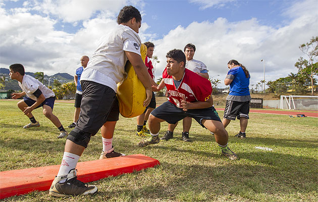 Kaiser offensive lineman Michael Eletise (right) during a drill at practice. Honolulu Star-Advertiser photo by Cindy Ellen Russell