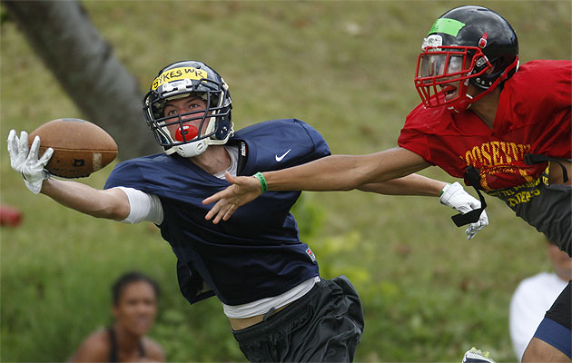 Saint Louis receiver Chris Sykes made a one-handed catch on Saturday. Jamm Aquino / Star-Advertiser