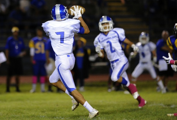 Moanalua put up huge passing numbers in 2014 led by receivers Jason Sharsh and Karson Cruz. Photo by Bruce Asato/Star-Advertiser.