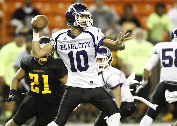 Quarterback Jordan Taamu was a key weapon for Pearl City last year, throwing 27 touchdown passes. Photo by Jamm Aquino/Star-Advertiser.