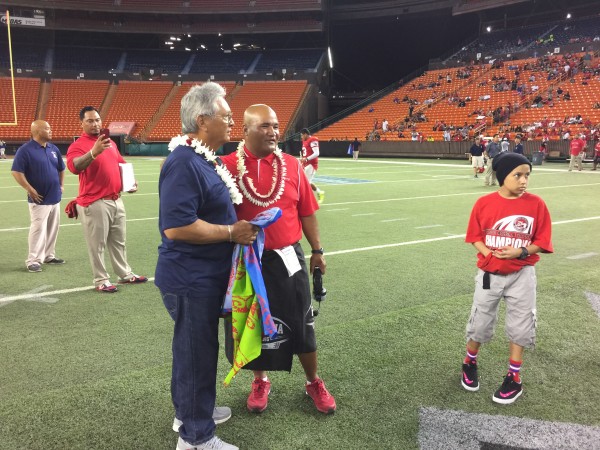 Coaches Cal Lee of Saint Louis and Suaese "Pooch" Ta‘ase of Faga‘itua talked story after their teams played on Friday night at Aloha Stadium. 