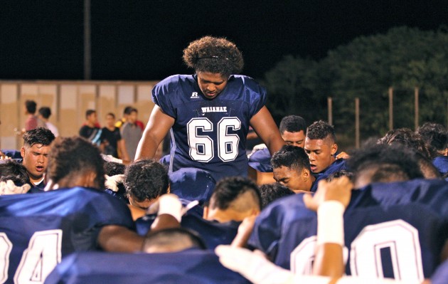 Sophomore offensive lineman Gerrico Jenks leads pre-game prayer for the Waianae Seariders. Daryl Oumi/Special to Star-Advertiser