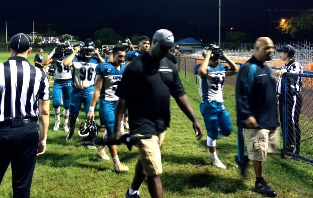 Kapolei walked off the field midway through the first quarter on Saturday after lightning flashed in the area. Photo by Jamm Aquno/Star-Advertiser.