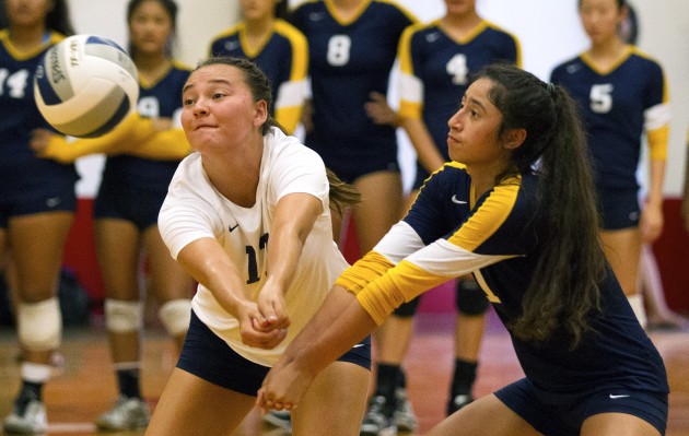 Punahou's Brandee Markwith and Dallas Lishman went for a dig against Santa Margarita Catholic (Rancho Santa Margarita, Calif.) on Thursday in the Ann Kang Invitational at ‘Iolani's upper gym. Cindy Ellen Russell / Honolulu Star-Advertiser.