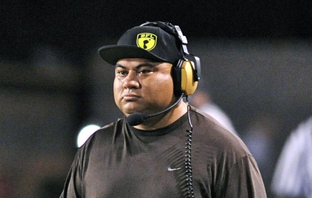 Mililani coach Rod York will match wits with Saint Louis coach Cal Lee on Saturday in a highly anticipated scrimmage at the Trojans' John Kauinana Stadium. /  Bruce Asato / Honolulu Star-Advertiser.