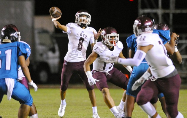 Farrington's Bishop Rapoza can quarterback the Govs to a first-round bye in the OIA playoffs by beating Campbell this weekend. Photo by Bruce Asato/Star-Advertiser.