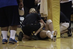 Mariah Makuakane hit the floor hard and was in pain for a few minutes while being attended to by trainers. Krystle Marcellus / Honolulu Star-Advertiser.
