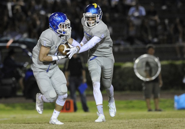 Moanalua's Michael Feliciano takes a handoff from quarterback Nevin "Alakai" Yuen on Saturday. Bruce Asato / Star-Advertiser