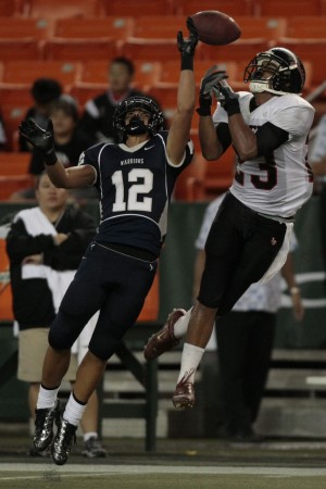 'Iolani's Trevyn Tulonghari battled Kamehameha's Walter Santiago in a 2009 game. Tulonghari had a career-high 134 receiving yards to help the Raiders hand the Warriors their only loss that year. Photo by Jamm Aquino/Star-Bulletin.