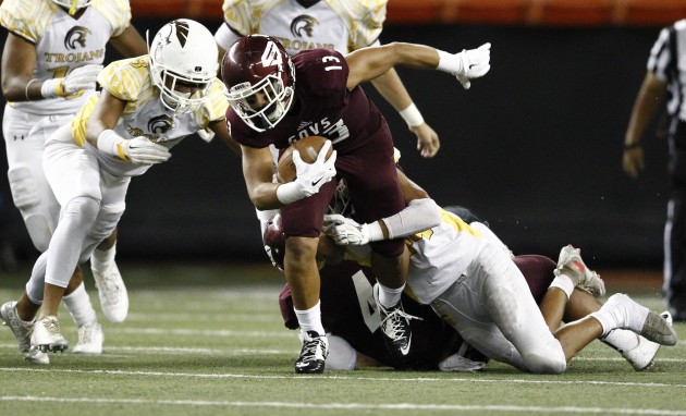 Farrington's Challen Faamatau is over 100 total yards in the first half against Mililani. Photo by Jamm Aquino/Star-Advertiser.