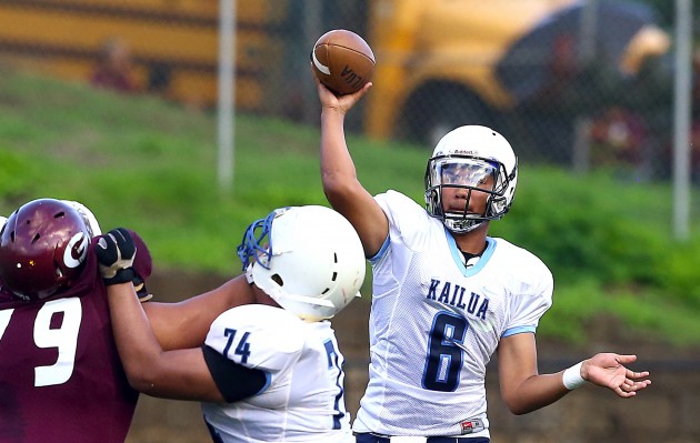 Kailua quarterback Noah Auld and the rest of the eighth-ranked Surfriders are at home for a challenge against No. 3 Mililani on Saturday night. Jay Metzger / Honolulu Star-Advertiser.