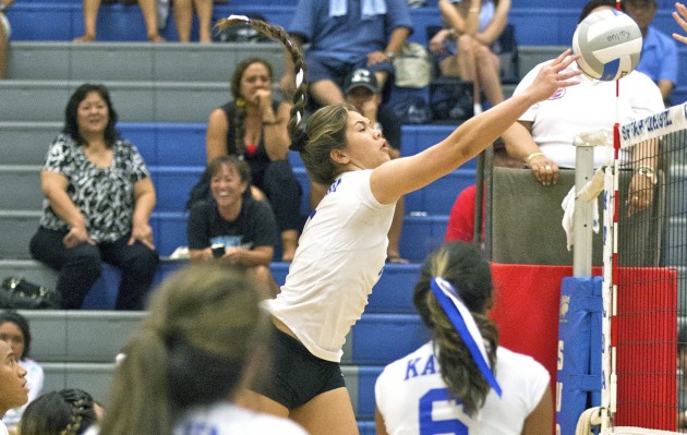 Kailua's Amber Tai tipped the ball over the net during the Surfriders' 25-16, 25-17 home loss to No. 5 Moanalua on Wednsday night. Cindy Ellen Russell / Honolulu Star-Advertiser.