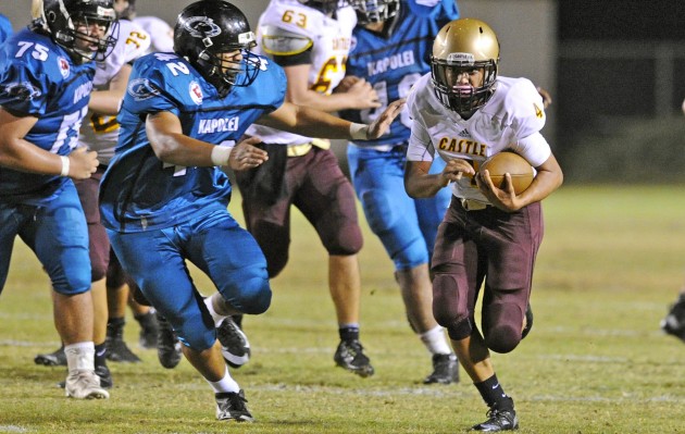 Castle’s Makana Smith runs for positive yardage in the second quarter. Bruce Asato/Star-Advertiser