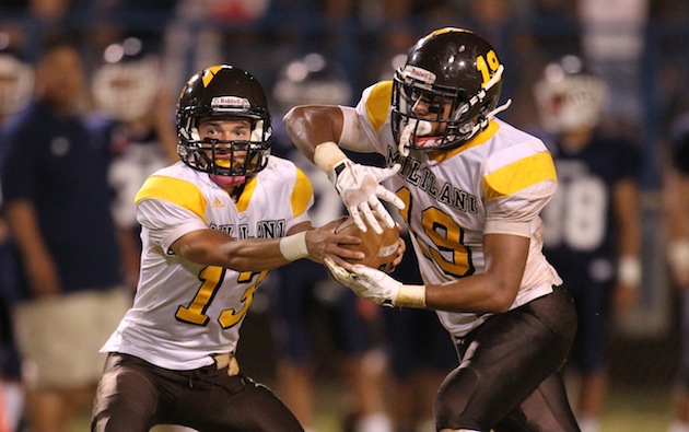 Mililani's McKenzie Milton handed off to Vavae Malepeai in Milton's second career start two years ago against Waianae. Photo by Darryl Oumi/Special to the Star-Advertiser.