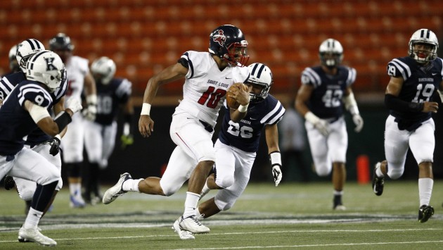 Saint Louis' Drew Kobayashi (10) breaks through the Kamehameha secondary on the way to a touchdown during the second half at Aloha Stadium. Jamm Aquino/Star-Advertiser (Oct. 1, 2015)
