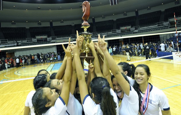 The Kamehameha girls hoisted the Division I state championship trophy Saturday night. Bruce Asato / Honolulu Star-Advertiser.