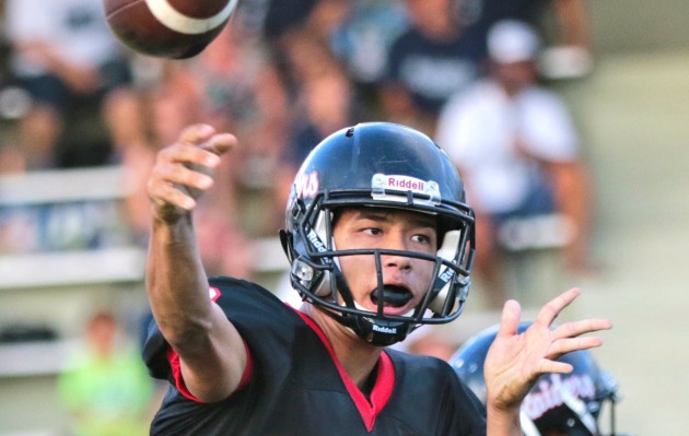 'Iolani sophomore Tai-John Mizutani threw for an ILH D-I record 485 yards against Kamehameha. Honolulu Star-Advertiser photo by Krystle Marcellus