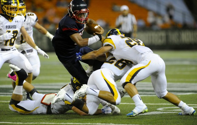 Quarterback Tua Tagovailoa and his Saint Louis Crusaders leaped over Punahou for No. 1 in the Honolulu Star-Advertiser Top 10. Photo by Bruce Asato/Star-Advertiser.