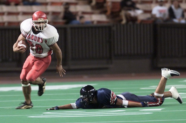 Kahuku's Mulivai Pula rushed for 112 yards and two touchdowns against Saint Louis to help the Red Raiders win their first state championship. (AP Photo/Ronen Zilberman)