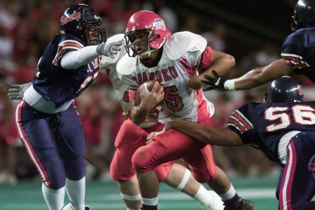 Kahuku QB Inoke Funaki broke off a 76-yard TD run in the 2001 state final against Saint Louis. Photo by George F. Lee/Star-Bulletin.