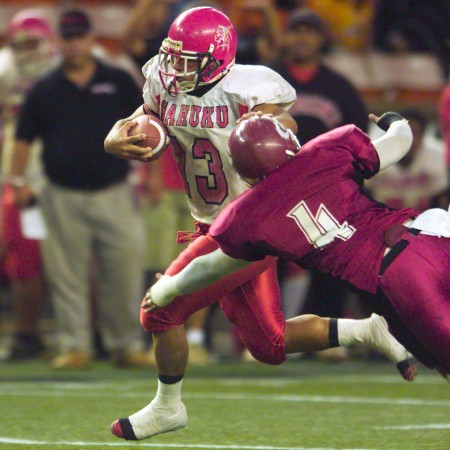 Kahuku's Darren Magalogo, shown scoring a TD against Farrington in the semifinals, scored the game-winning TD in the final vs. Saint Louis. Photo by George F. Lee/Star-Bulletin.