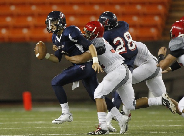 Kahuku's Taliauli sacked Saint Louis QB Ryder Kuhns. Photo by Jamm Aquino/Star-Advertiser.