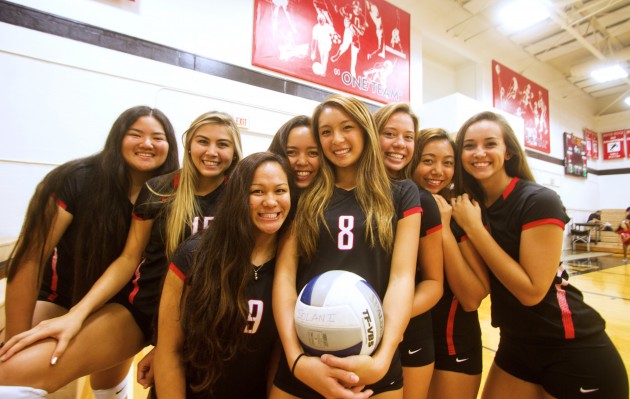 ‘Iolani setter Bailey Choy, center, is the Gatorade Hawaii Player of the Year. Dennis Oda / Honolulu Star-Advertiser.