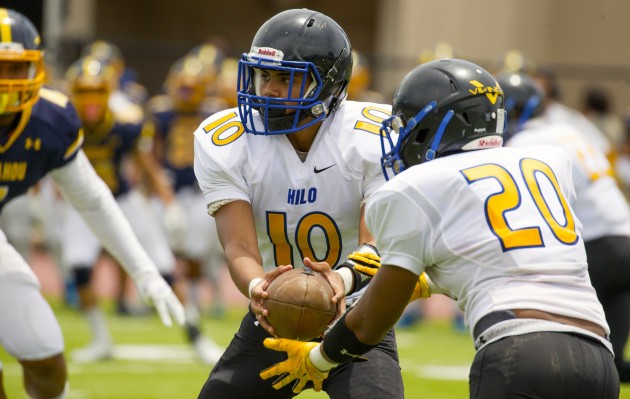 Hilo quarterback Ka‘ale Tiogangco has been dealing with an injury this season. Cindy Ellen Russell / Star-Advertiser