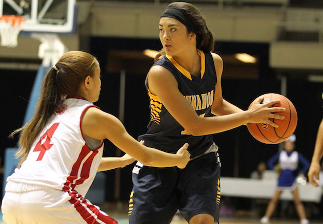 Punahou's Elle Uyeda scanned the court during a win over Lahainaluna to win the 2014 D-I state girls basketball championship. Photo by Darryl Oumi/Special to the Star-Advertiser.