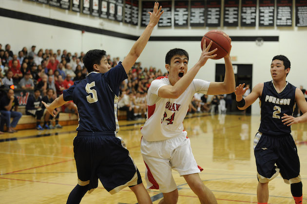 'Iolani's Hugh Hogland worked between two Punahou defenders in a 2015 game. The Raiders open the 2015-16 season No. 1 in the Honolulu Star-Advertiser Top 10. Photo by Bruce Asato/Star-Advertiser.