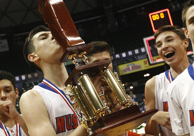 Kalaheo's Kupaa Harrison kissed the championship trophy after the Mustangs won the state title in 2015. Photo by Jamm Aquino/Star-Advertiser.