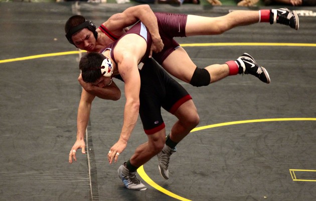 Baldwn's Thomas Stevenson battled 'Iolani's KJ Pascua back in December at 152 pounds. Photo by Jamm Aquino/Star-Advertiser.