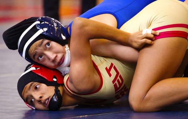 Punahou's Bailey Hoshino placed sixth at a national meet in Fargo, N.D., this summer. Hoshino is pictured in a match against Roosevelt's Menjam Tamang last season. Dennis Oda / Honolulu Star-Advertiser.