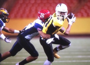 Mililani's Kalakaua Timoteo battled for a catch in front of Kamehameha's Akili Gray. Photo by Jamm Aquino/Star-Advertiser.