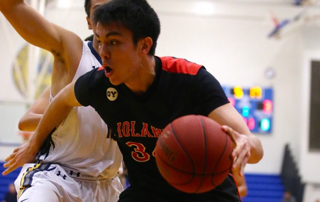 ‘Iolani's Hugh Hogland made a move toward the basket during Punahou's 38-35 win over the Raiders on Wednesday night. Darryl Oumi / Special to the Star-Advertiser.